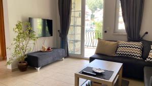 Çam ormanı içinde havuzlu daire