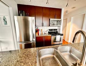 2BR Luxury Condo with pool in Vancouver - next to Rogers Arena and 3 minute walk to BC Place - the official FIFA venue
