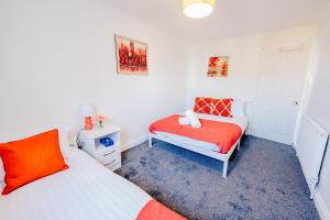 3BR Family House with Games Room & Free Parking & Fast WiFi