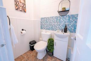 3BR Family House with Games Room & Free Parking & Fast WiFi