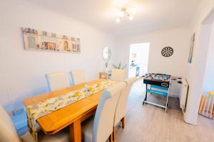 3BR Family House with Games Room & Free Parking & Fast WiFi