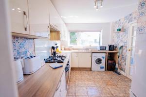 3BR Family House with Games Room & Free Parking & Fast WiFi