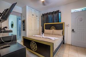 Full size 2 bedrooom 2 bath condo split