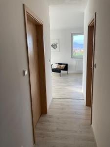 Poprad Apartment for 4 with Balcony & High Tatras View, Free parking