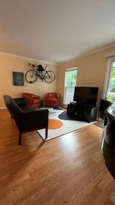 Unique stay in Gaithersburg with Baby Grand Piano, Fire Pit, and BBQ