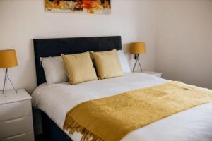Two Bedroom House by Brookland Stays Serviced Accommodation & Short Lets in Woodhall with Free WiFi