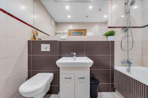Wola Tower - 60m2, 2 rooms, Balcony with City View, Parks Nearby