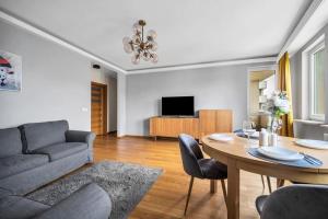 Wola Tower - 60m2, 2 rooms, Balcony with City View, Parks Nearby