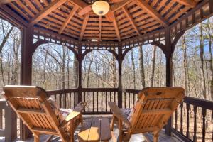 Serenity Woods - Pet Friendly - Gazebo w Rocking Chairs + Fire Table
