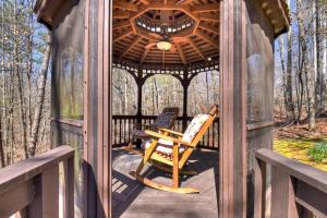 Serenity Woods - Pet Friendly - Gazebo w Rocking Chairs + Fire Table