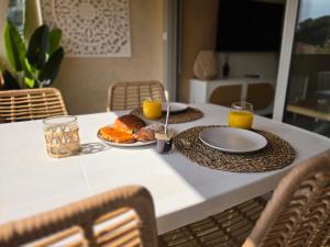 Appart cosy, 2 pièces, clim, parking privée, tout équipé, face au port de Santa Lucia
