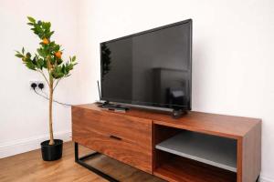 Stylish 3BR Stay with Garden & Parking