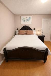 Private Queen Bedroom with Walk-In Closet, TV & Mini Fridge in Brampton Shared Home - 3 Baths, Full Kitchen, WiFi, Laundry & Deck - Near GO Station, Ideal for Work & Study!