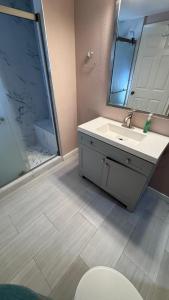 Amazing little house at Gnv with pickleball court