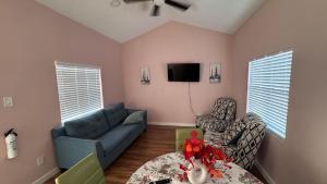 Amazing little house at Gnv with pickleball court