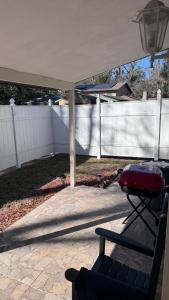 Amazing little house at Gnv with pickleball court