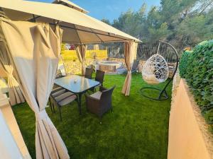 Calpe Casa adosada entorno playa y montaña tranquilidad relax jacuzzi piscina wifi aire jardin barbacoa y parking