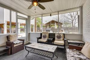 Screened Porch and Grill Spacious Charleston Home!