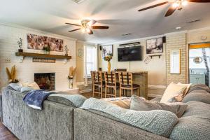 Screened Porch and Grill Spacious Charleston Home!