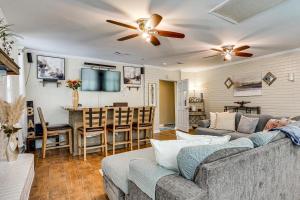 Screened Porch and Grill Spacious Charleston Home!