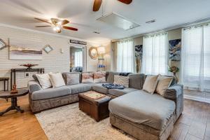 Screened Porch and Grill Spacious Charleston Home!