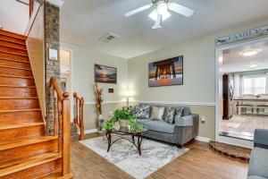 Screened Porch and Grill Spacious Charleston Home!