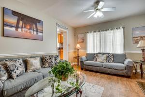 Screened Porch and Grill Spacious Charleston Home!