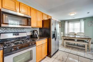 Screened Porch and Grill Spacious Charleston Home!