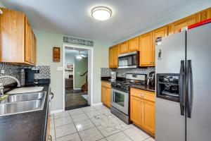 Screened Porch and Grill Spacious Charleston Home!
