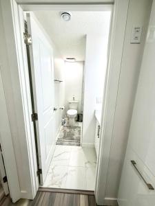 Cozy Two Bedroom Suite in NW Calgary - Near Banff & Calgary Airport