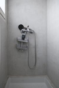 Chambre lumineuse avec SDB privée, métro L11 à 2 min