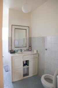 Chambre lumineuse avec SDB privée, métro L11 à 2 min