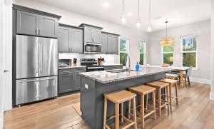 Sleeps 15- Walk to Beach - Golf Cart