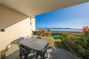 Sea-view garden-level flat