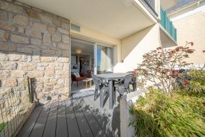 Sea-view garden-level flat