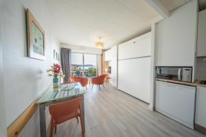 Sea-view garden-level flat