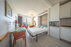 Sea-view garden-level flat