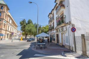 Private Balcony Walk to Mezquita Alcázar