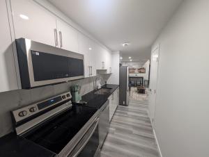 Calgary Serene Suite - 19mins from airport, 1hr to Banff, 85" Cinema, Fibre WiFi, Full Kitchen