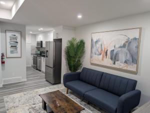 Calgary Serene Suite - 19mins from airport, 1hr to Banff, 85" Cinema, Fibre WiFi, Full Kitchen