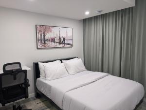 Calgary Serene Suite - 19mins from airport, 1hr to Banff, 85" Cinema, Fibre WiFi, Full Kitchen
