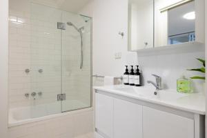 Evi-3B2B Free Parking! Walk to Casino! Sleeps 8!