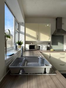 3 BR Contractor Stays Near HS2 Parking Wifi Tv