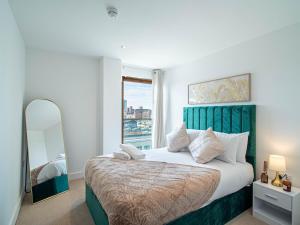 Leeds Dock 2BR 2BA with Juliet Balcony City View