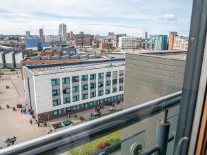 Leeds Dock 2BR 2BA with Juliet Balcony City View