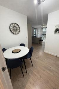Spacious 2-bed Apt Near Canary Wharf- Long stay