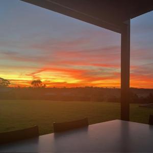 Sunset Ridge Retreat, stunning views, pool & sauna