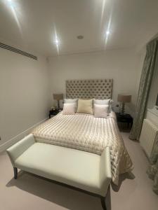 Marble Arch, Collection Residence