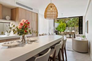 Solis Villas - Beachfront, EV charger & Lift