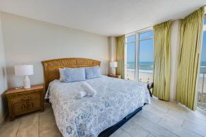 Amazing Baywatch 3BR w Pools Direct Ocean Front